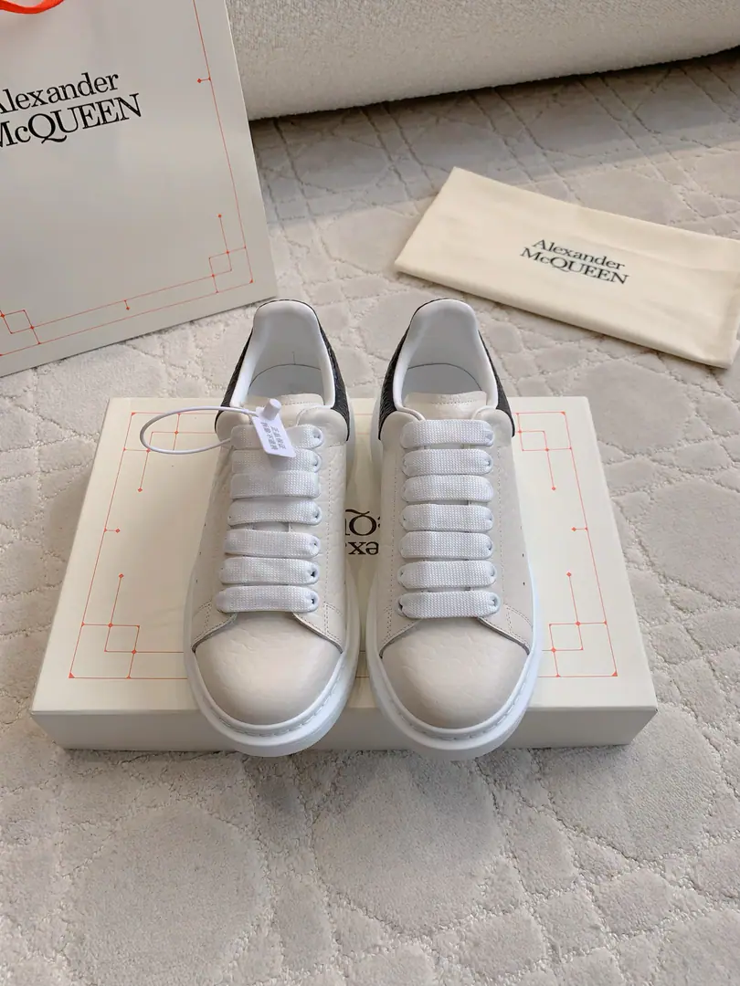 Get out of the factory. Top Version Alexander McQUEE*New shoes. Couple money.👫Top Quality！ The original cow skin on the shoe. I'm putting up a top foot of a mixed-sheep skin. Original version to open Female35-39（40Do it.）Men39-44（45 46Do it.）
