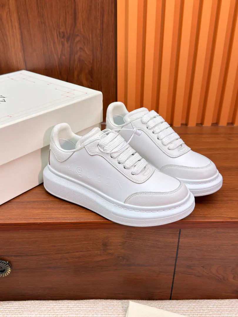 White tail.. Alexander McQueen New two-coloured white shoes for original bill quality ！ Alexander McQueen The king of white shoes.！ New latest limited edition～♪ The weight of the face ♪AlexanderMcQueen New tail color this season Little brother Sister, please take it with you.！The upper foot is more comfortable than the old one.！！ The most important thing is to increase. You know that.！. White smooth-skinned little cow belts and sneakers., The back of the gang., A wide white flat shoe belt and large-sized rubber soles.. The shoe tongue and the back gang are all decorated.Alexander McQueenMark. Magnificent presses for the soles of large rubber shoes. Print Design. With broad-banded shoes and a large rubber-plated soles.. Shoe-tucking. Alexander McQueen Mark. Broad rubber soles., Markedprint design. Provision of a back-up shoelace suit Good stuff is definitely worth waiting for.⌛The most comfortable white shoe in history., The foot comfort original.1:1 Comfort, It's a good one., - I'm not sure. Every drop of glue！The king of white shoes., Latest ♪ The value of the face ♪ ！ And each pair is given a pair of white shoes.！ Codes: Women35 36 37 38 39Code. Men40 41 42 43 44Code.
