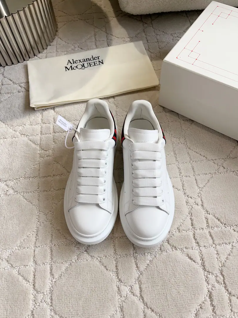 Get out of the factory. Top Version Alexander McQUEE*New skull.☠️- Skins. Couple money.👫Top Quality！ The original silk cow skin on the shoe. The top of the inside is a mixed sheep skin. Skins of feet. Original version to open Female35-39（34 40Do it.）Men39-44（45 46Do it.）