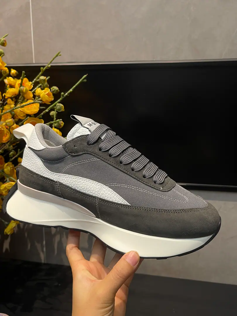 Alexander McQUEEN McQueen. Couples' leisure shoes. 🏆Fabulous.: Italian import quality. No more color for water. 🏆Uchi.: AThe first Italian import is in the super-softnet..It's dirty..Sweat..Breathe..Comfortable. 🏆Foot.: The top version is imported into the Italian Super Soft Cow. 🏆Otsumi!: PU+The counter.1:1 🏆Shoeboxes.: Original rice yellow box. Plus white caps for double protection..Buffet.Handbag..Accreditation1:1Shade it.4Set.I'll give you a pair of shoes.. 🏆Codes: Women34-41.Men38-46 🏆Special Remarks（Female size34. 40.41, Men38.45.46Customise, No, no, no..Back.Change）