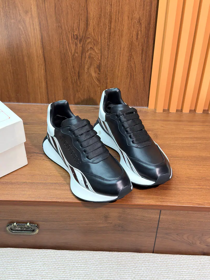 Black. ALEXANDER MCQUEEN/Alexander McQueen. 25The new one in the fall is a very small white shoe, and the rest of the couple's money is on the top.！ McQueen SprintSports shoes—Use black leather swipe shoe face designs, Sidesing ClassicMcQueenMark, The white heels have a stamp mark..A pair of soft rubber shoes.. Back there.Alexander McQueenThe signature used the base of the big runner shoe., A large flat shoe belt., Sign the refilling tracker and tongue with Alexander McQueen.. These sneakers are equipped with extra shoelaces.. Codes 35 36 37 38 39 40 41 42 43 44Code