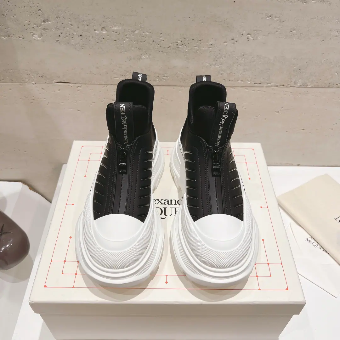 Get out of the factory.（Men+10）Top Version 2023Autumn and winter money.ALEXANDERAIexanderMcQUEEN✅Authenticated 2023The latest cabinet is synchronized., InternationalTThe show.. 💯TopZPAcquisition, Original1:1Custom, Perfect time., It's a little bit of cross-country inspirational., We'll go with the imported milling super-soft socks., 3DTwilight strips, Perfect comfort., TPUDouble-layered base. Fabulous.: Import of silk cow leather Uchi.: Import Super-Soft Lecca/Space cloth. Foot.: Import silk and sheep skin Codes: Women35-40, Men39-45. Colours: All black.. Black & White. White.