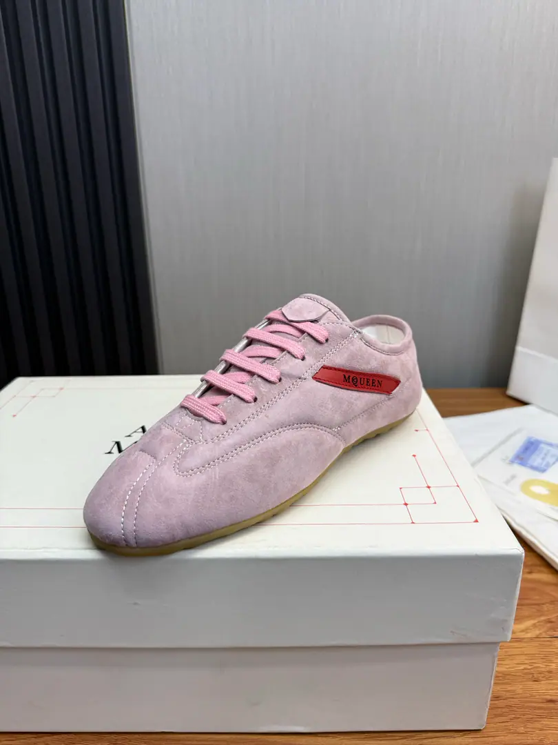 Plant McQueen..MQThe latest German shoe..Couples are a couple., It's a year-round.🔥 🩵🩷 Alexander McQUEENHigh version upgrades to highest quality again.Requisition level✅✅ 🏆Fabulous.: Italian imports are highly qualified. No more color for water. 🏆Uchi.: AThe first Italian import is resistant to the dirtyness of the silk net..Sweat..Breathe..Comfortable.🦶 🏆Foot.: The top version is imported into the Italian Super Soft Cow. 🏆Otsumi!: Original rubber floor+The counter.1:1 🏆Shoeboxes.: Original rice yellow box. Plus white caps for double protection..Buffet.Handbag..Accreditation1:1Shade it.4Set.I'll give you a pair of shoes.💖 🏆Codes: Women34-41.Men38-46 （Female size34. 40.41, Men38.45.46Customise, No re-election.）