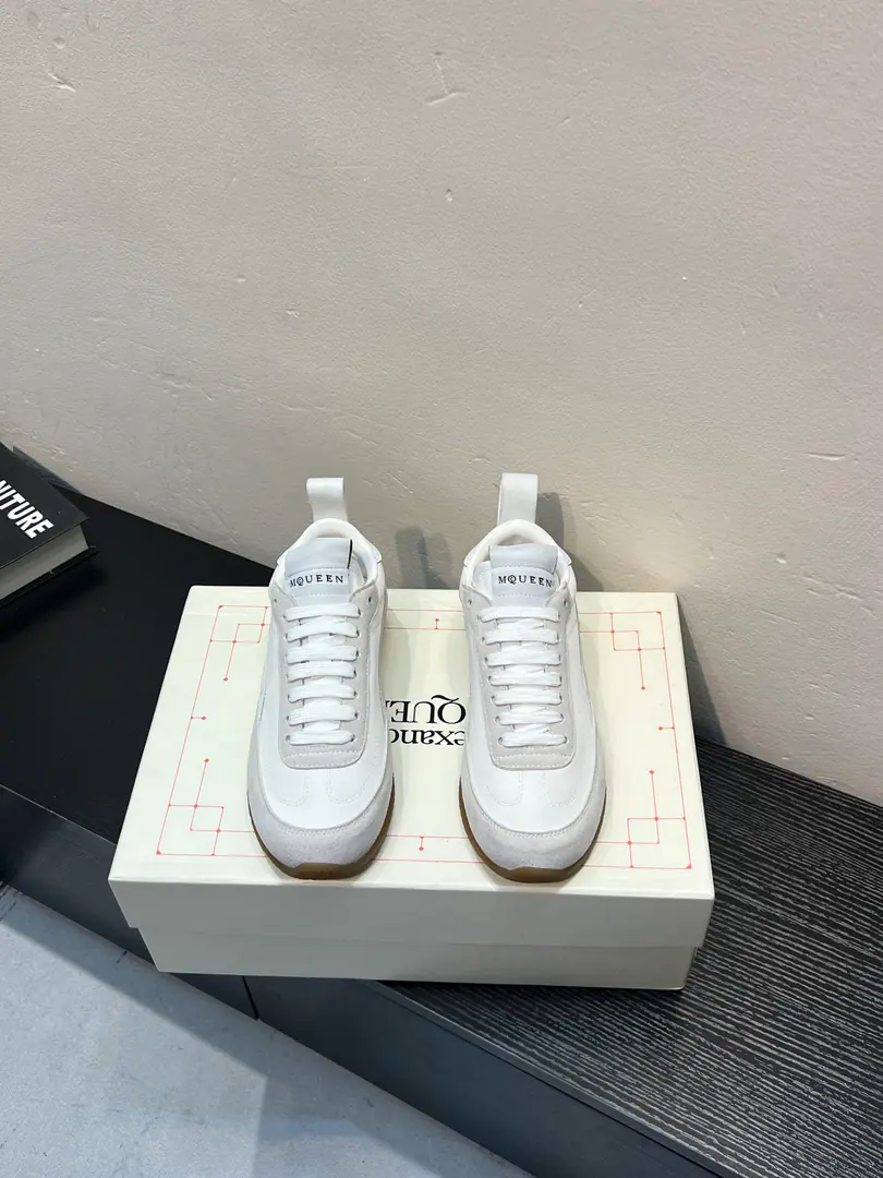 Alexander McQUEENThe latest spring shoes are leading the heavy process. Spring, summer, autumn, winter. Top-level requisition version, White., The thickest design is a long leg.. You're a good worker., - Tetsu., It's a lot of fashion.. 💎Fabulous.Fabric: Italian import quality.Silk cow skin. 💎Uchi.inside of: AThe first Italian imports air-eating sheep. 💎Foot.Stepping: The top-level edition is the Italian super-soft cow skin. 💎Shoes under the sole.Sole: Original modeling slide-resistant glue 💎Shoes under the sole.: 3CM 💎package: Original Shoe Box. Buffet.4Set.I'll give you a pair of shoes.．Handbag. 💎Size: Women35-40Men39-45 💎Special Remarks, Female size40.Men.45.Customise, No, no, no..Back.Change）