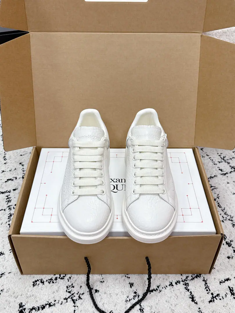 #Aircraft box+10 Top Version Alexander McQueenAlexander McQueen. 26/ Classic Thick White shoes. Leisure shoes. Original development Professional McQueen's Plant, Update Update Counter Sync, ♪ To be perfect ♪！ Simple, Fluid Line Design, Diversity of Colour Selection, And having comfort while..., Balance4.5Heel up around a centimetre to stretch his legs., The thick shoes are easy to wear and empty., It's a positive effect.👟 ✔️Fabulous.: The only one who imports silk cow skins. ✔️Uchi.: ImportsALevel-watered sheep's skin. ✔️Otsumi!: The original open rubber.TPUOtsumi! ✔️Size:Women34-41Men38-45(Women34.41 Men38.45Make a reservation.)