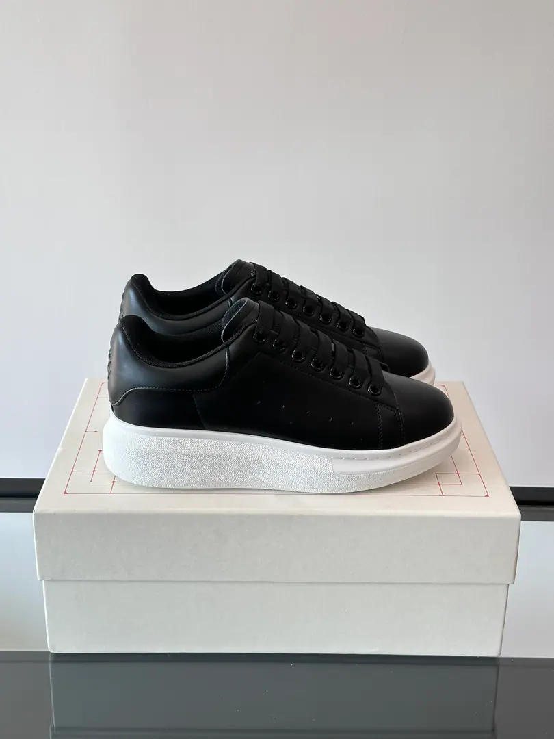 ALEXANDER MCQUEEN/Alexander McQueen. 👫Couples have a big, thick, high-shoeed pair.. Round Head Design With a wide-shoe belt. There's a pair of shoes and a backseat. Alexander McQueen Branding In the sheep's skin. Skins and feet. Wide4.5cm- The soles of thick rubber shoes. Stay close to the fashion tide. The couple is not on the street. Original Box Packaging Size: 34-46
