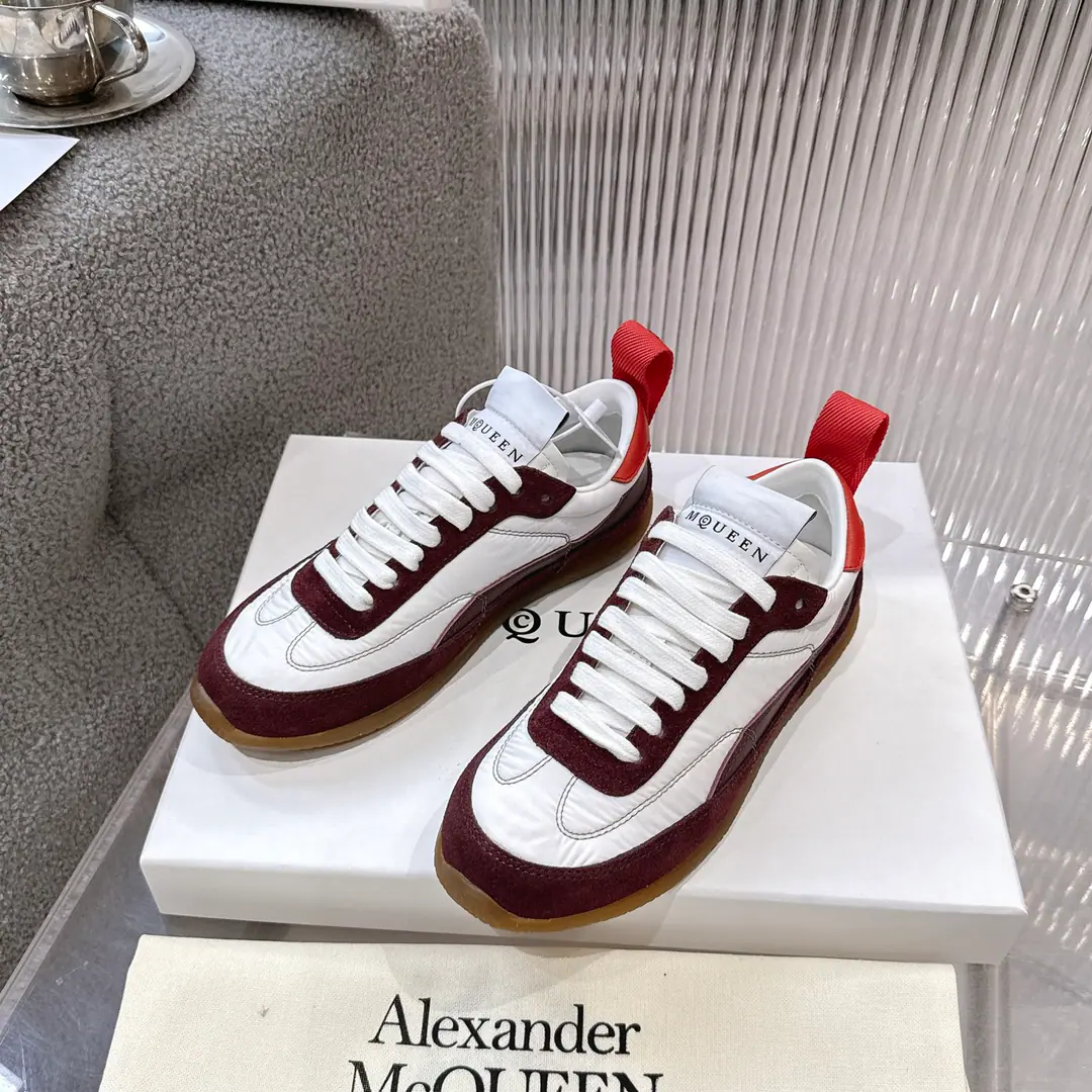 Top version out of the factory for real.➕Alexander McQUEENTop McQueen. The original leather white imports silk leather. Full package, Give me another pair of shoelaces.！The backpack process uses imported styrofoams.！Perfect timing.！- McQueen. The classic star is a hundred-dollar loan.🔥🔥Turn back rate % 1⃣Fabulous.: Italian import quality.Water resistant to colour neutral.Silk cow skin colour 2⃣Uchi.: ImportsALevel-watered sheep's skin. （The price is the same as the skin of a cow. It's more comfortable than the foot on the skin of a cow.） Foot.: Skins and feet.！The foot is super-clear and high-temperature.logo 3⃣Otsumi!: Original private model rubberTPU♪ The whole world is full of dumb, Men and women, they're all different. 35-44