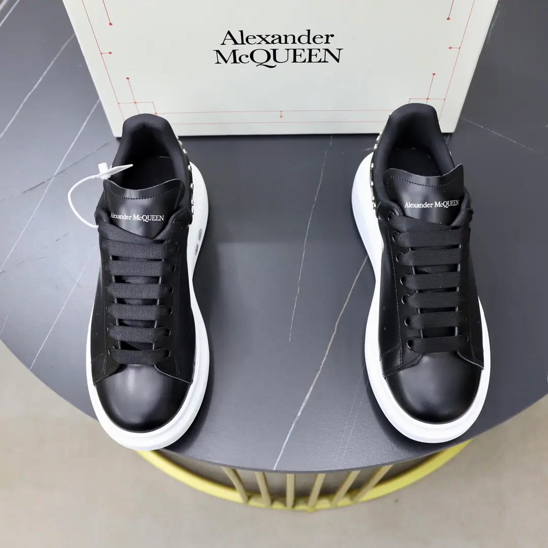 Plant price: ¥ Top Quality Full package Trade marks: McQuee*「McQueen.*」Low gang sneakers. Positive code number: 35-45(I can be a girl.34.40.41, Men46.47) Commodity materials: I'm gonna have to get my shoes on the face and get my head covered in cow skin., In the skin of the sheep., Original Base.