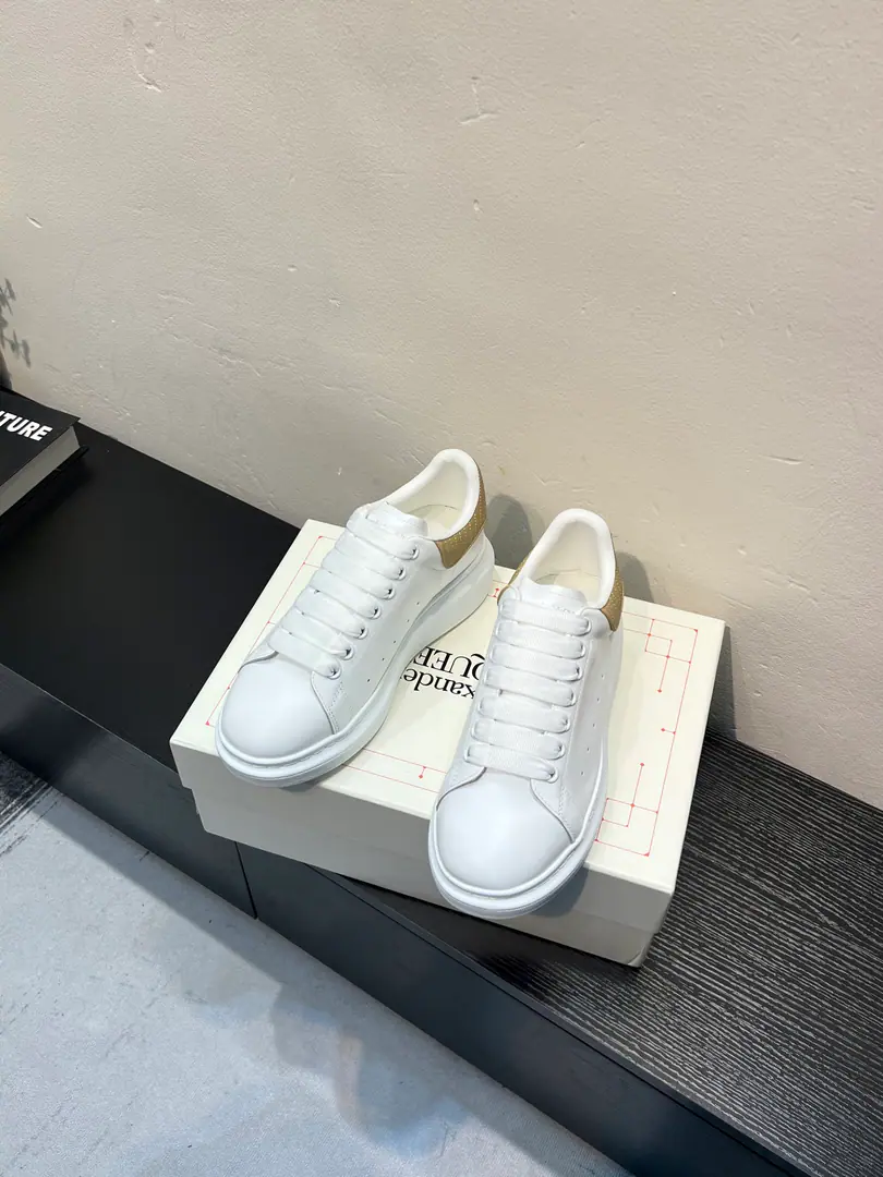 The cabinet is new. High-end versionAlexander McQueen·Alexander McQueen. Latest Big sneakers, white shoes, leisure shoes.👟New Color！ The tail is so special and beautiful., ♪ A moment of love ♪！😍Top Version！ 👍🏻I don't think that's a very good shoe., Spring, summer, autumn, winter, year after year, will never be obsolete., A million dollars., It's been on fire.. 🔸Shoe.: The original is meant to be the latest silk cow skin.+High-wild-lighted cow.（European Union3AStandard） 🔸Uchi.: Skins and feet.➕In the watered sheep's skin. 🔸Otsumi!: The latest version is a perfect one.PU♪ And the vacuum is the bottom ♪ 🔸Female34-41 （34.40.41Do it.） 🔸Men38-45 （38 45Do it.） 🎟Upgrade cabinet sync, Newest Original Packaging（Most of the products in the packaging quality leading markets）
