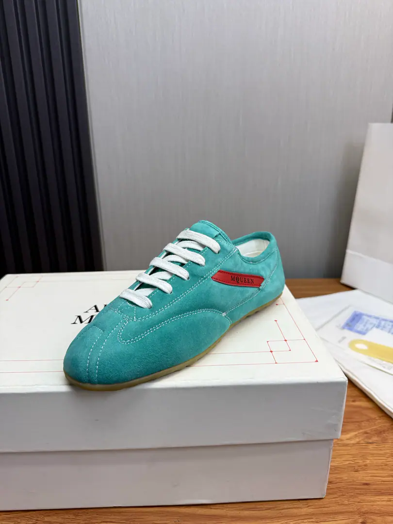 Plant McQueen..MQThe latest German shoe..Couples are a couple., It's a year-round.🔥 🩵🩷 Alexander McQUEENHigh version upgrades to highest quality again.Requisition level✅✅ 🏆Fabulous.: Italian imports are highly qualified. No more color for water. 🏆Uchi.: AThe first Italian import is resistant to the dirtyness of the silk net..Sweat..Breathe..Comfortable.🦶 🏆Foot.: The top version is imported into the Italian Super Soft Cow. 🏆Otsumi!: Original rubber floor+The counter.1:1 🏆Shoeboxes.: Original rice yellow box. Plus white caps for double protection..Buffet.Handbag..Accreditation1:1Shade it.4Set.I'll give you a pair of shoes.💖 🏆Codes: Women34-41.Men38-46 （Female size34. 40.41, Men38.45.46Customise, No re-election.）