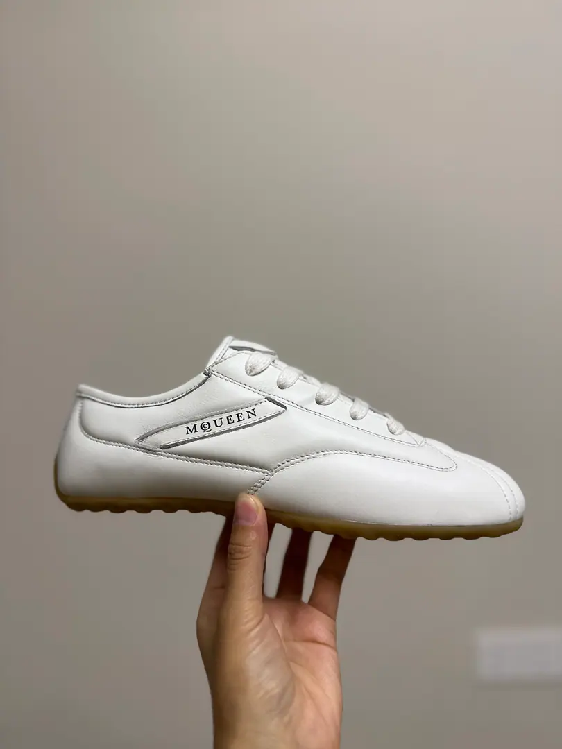 New McQueen's..Top Version.Couple money.👫 Alexander McQUEENHigh version upgrades to highest quality again✅.- My dad's shoes. 💪McQueen. Spring, summer, autumn, winter. Top Version Requisition level✅ I'll be the one to join the agency from the front line.🤝 🏆Fabulous.: Import of original materials into Italy. Quality No more color for water. 🏆Uchi.: ️AThe first Italian import is resistant to the soil..Sweat..Breathe..Comfortable. 🏆Foot.: The top version is imported into the Italian Super Soft Cow. 🏆Otsumi!: PU+The counter.1:1 🏆Shoeboxes.: Original White Box. Plus white caps for double protection..Buffet.Handbag..Accreditation1:1Shade it.4Set.I'll give you a pair of shoes.. 🖕🏿🖕🏿🖕🏿Shoes belts can be chosen for all the colors of this factory. 🏆Codes: Women34-41.Men38-46 🏆Special Remarks（Female size34. 40.41, Men38.45.46Customise, No, no, no..Back.Change）We'll win together.🤝