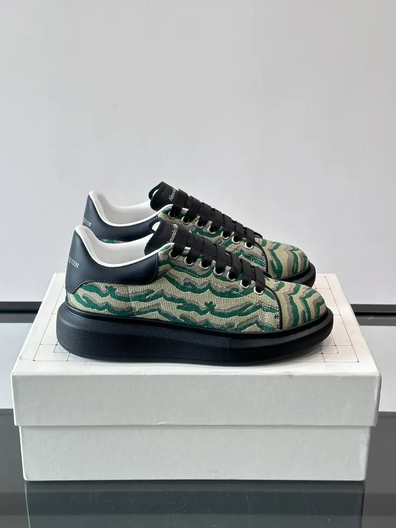 𝐀𝐥𝐞𝐱𝐚𝐧𝐝𝐞𝐫 𝐌𝐜𝐐𝐮𝐞𝐞𝐧# McQueen is a classic king of white shoes. There are no people on the market., The versions are mixed.‼But there's still a distance from the real thing.！Please see our newest custom-made silk cow skin-coated cowboy face upgrade.！Upgrade no yellowipOtsumi!！Colors Upgraded！Big enough to be a material., We want to give you a real original experience.！Uniquely customised imports of silk cow skin, Original leather. It's really Pioney.. Size: Female35-41（Women34.40.41Custom）, Men38-47（Men38.45.46.47Custom）