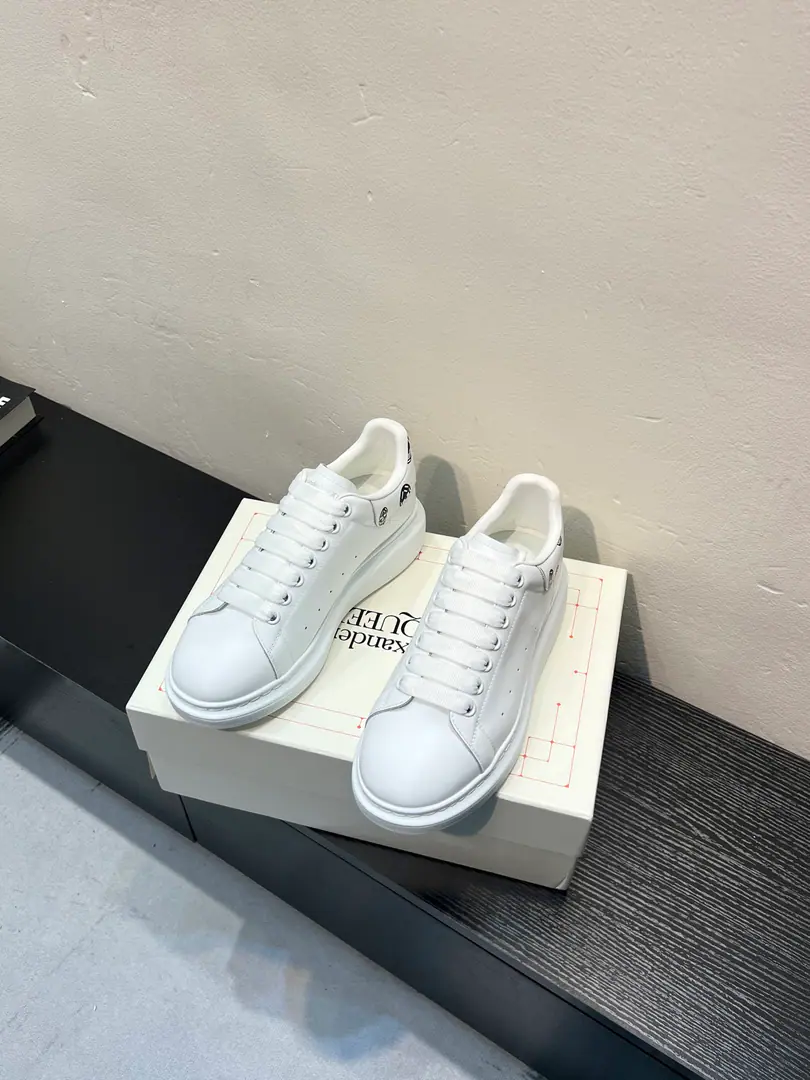 The cabinet is new. High-end versionAlexander McQueen·Alexander McQueen. Latest Big sneakers, white shoes, leisure shoes.👟New Color！ The tail is so special and beautiful., ♪ A moment of love ♪！😍Top Version！ 👍🏻I don't think that's a very good shoe., Spring, summer, autumn, winter, year after year, will never be obsolete., A million dollars., It's been on fire.. 🔸Shoe.: The original is meant to be the latest silk cow skin.+High-wild-lighted cow.（European Union3AStandard） 🔸Uchi.: Skins and feet.➕In the watered sheep's skin. 🔸Otsumi!: The latest version is a perfect one.PU♪ And the vacuum is the bottom ♪ 🔸Female34-41 （34.40.41Do it.） 🔸Men38-45 （38 45Do it.） 🎟Upgrade cabinet sync, Newest Original Packaging（Most of the products in the packaging quality leading markets）