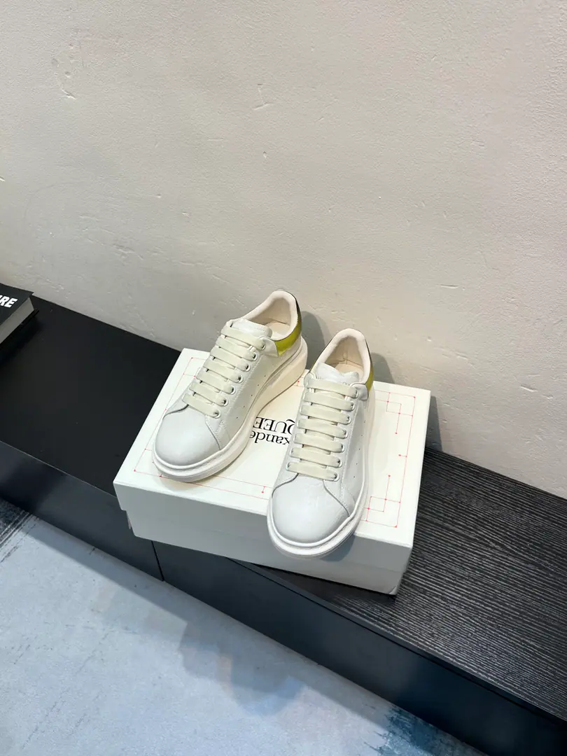 The cabinet is new. High-end versionAlexander McQueen·Alexander McQueen. Latest Big sneakers, white shoes, leisure shoes.👟New Color！ The tail is so special and beautiful., ♪ A moment of love ♪！😍Top Version！ 👍🏻I don't think that's a very good shoe., Spring, summer, autumn, winter, year after year, will never be obsolete., A million dollars., It's been on fire.. 🔸Shoe.: The original is meant to be the latest silk cow skin.+High-wild-lighted cow.（European Union3AStandard） 🔸Uchi.: Skins and feet.➕In the watered sheep's skin. 🔸Otsumi!: The latest version is a perfect one.PU♪ And the vacuum is the bottom ♪ 🔸Female34-41 （34.40.41Do it.） 🔸Men38-45 （38 45Do it.） 🎟Upgrade cabinet sync, Newest Original Packaging（Most of the products in the packaging quality leading markets）