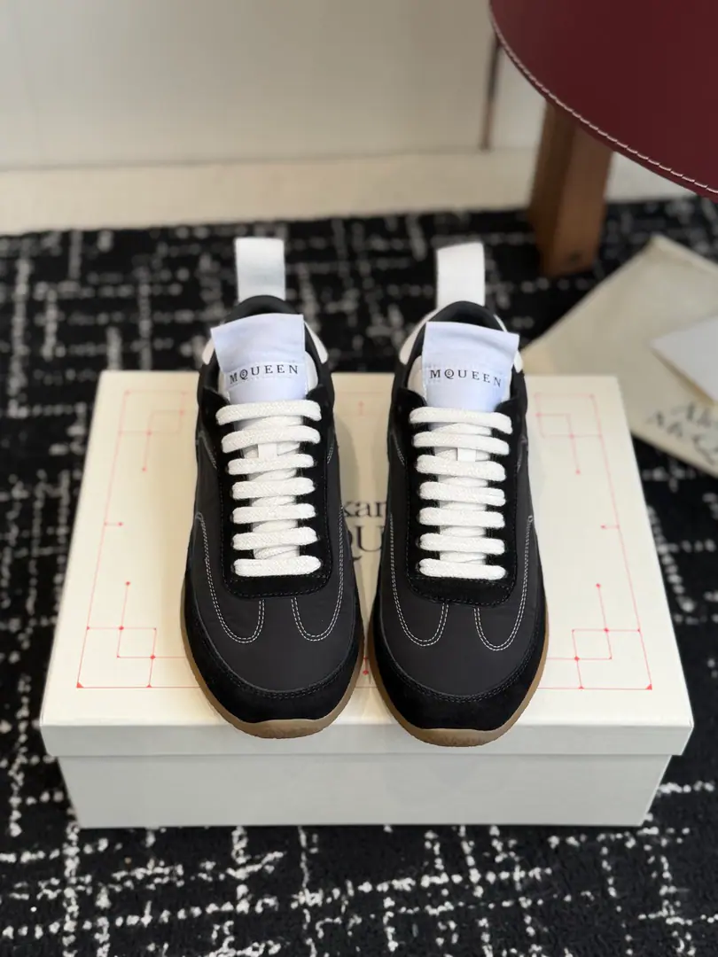 Requisition level ALEXANDER MCQUEEN Alexander.·McQueen. 2026 ssLatest FlexionThe couple's money. Retro recreational shoes. Sports shoes Run-off shoes. White shoes. Original procurement development Make the goods. This one.Flexion Off whiteA colored anti-feather low-skinning gang sneakers., A light sole is so comfortable., Showing the charm of sports style.. It can add fashion to the various recreational models. Fabulous.: Original Customized Import Layout+High-swipe revelry. Uchi.: Import of sheep skin Shoes under the sole.: Original version to open Size: Female35-40 Men40-44