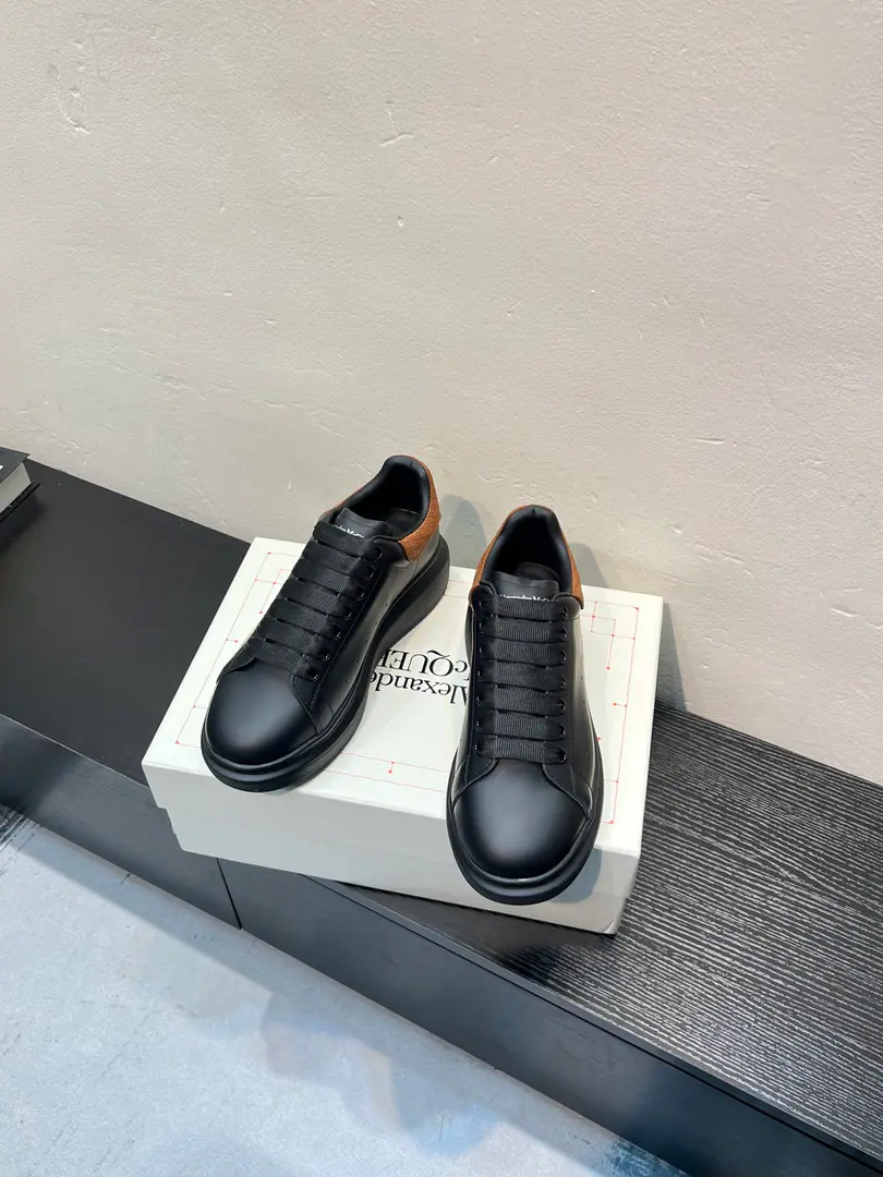 The cabinet is new. High-end versionAlexander McQueen·Alexander McQueen. Latest Big sneakers, white shoes, leisure shoes.👟New Color！ The tail is so special and beautiful., ♪ A moment of love ♪！😍Top Version！ 👍🏻I don't think that's a very good shoe., Spring, summer, autumn, winter, year after year, will never be obsolete., A million dollars., It's been on fire.. 🔸Shoe.: The original is meant to be the latest silk cow skin.+High-wild-lighted cow.（European Union3AStandard） 🔸Uchi.: Skins and feet.➕In the watered sheep's skin. 🔸Otsumi!: The latest version is a perfect one.PU♪ And the vacuum is the bottom ♪ 🔸Female34-41 （34.40.41Do it.） 🔸Men38-45 （38 45Do it.） 🎟Upgrade cabinet sync, Newest Original Packaging（Most of the products in the packaging quality leading markets）