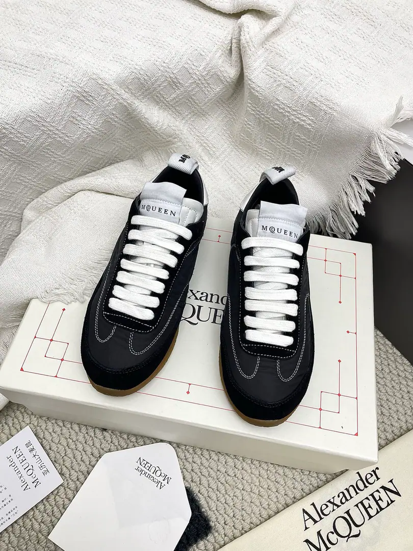 (Couple code, check.)ALEXANDER MCQUEEN/Alexander.·McQueen. EC1Series Retro. Leisure Sports shoes - Tetsu. White shoes. Original purchase development for sale EC1The first one of the sneakers is a smooth round shoe., Use white nylon and velvet material., Designs are reminiscent of beauty.. The shoe-tailings have a clear line of detail., The back.McQueenMark Fabulous.: Original import of top-level cattle leather material Uchi.: The original custom-made air network. Shoes under the sole.: Original modeling slide-resistant glue Bottom: 3CM Size: 34-45 (Women40Men45Do it.）