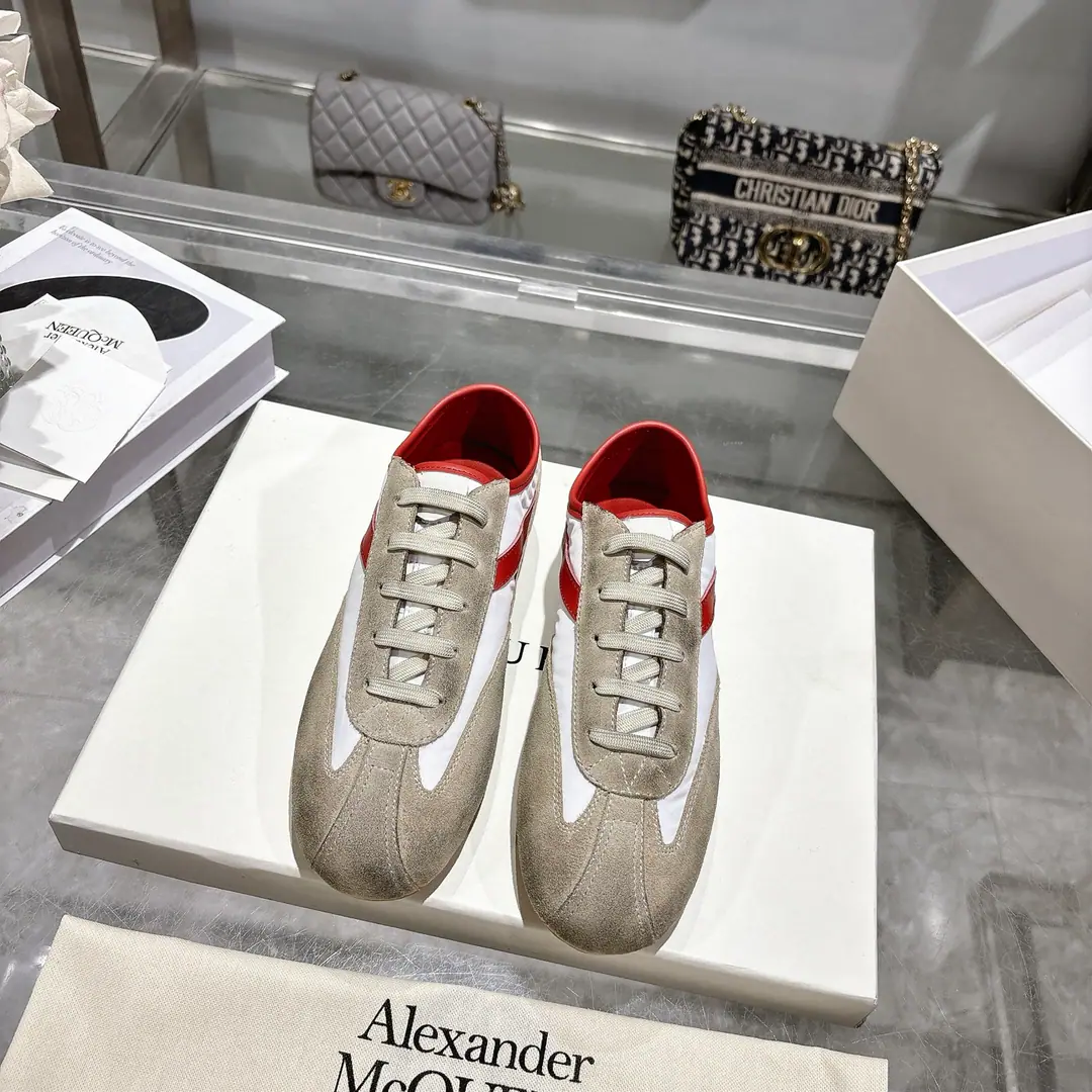 Get out of the factory.（Top Version） 🌼26ssLatestAlexander McQUEEN, BoxeSports shoes, The Gourde Shoes.😎Fluid Round Curve, NYRs are used+The old leather material is made of counter-featur., With a soft cushion., A combination of structural and flexible comfort.. Sew-detail design, Sides are marked.McQueenMark. A pair of light rubber shoes., With small texture details 1⃣Fabulous.: Italian silk cow skins. 2⃣Uchi.: ImportsALevel-watered sheep's skin. （The price is the same as the skin of a cow. It's more comfortable than the foot on the skin of a cow.） Foot.: A sheep's skin cushion.！The foot is super-clear and high-temperature.logo 3⃣Otsumi!: Original private model rubberTPU♪ The whole world is full of dumb, Men and women, they're all different.