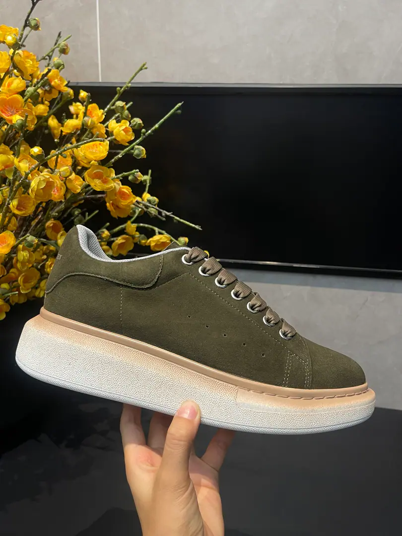Alexander McQUEEN. Mallum's couple money.. 🏆Fabulous.: Italian import quality. No more color for water. 🏆Uchi.: AThe first Italian import is in the super-softnet..It's dirty..Sweat..Breathe..Comfortable. 🏆Foot.: The top version is imported into the Italian Super Soft Cow. 🏆Otsumi!: PU+The counter.1:1 🏆Shoeboxes.: Original rice yellow box. Plus white caps for double protection..Buffet.Handbag..Accreditation1:1Shade it.4Set.I'll give you a pair of shoes.. 🏆Codes: Women34-41.Men38-46 🏆Special Remarks（Female size34. 40.41, Men38.45.46Customise, No, no, no..Back.Change）