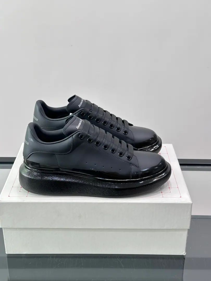 Alexander McQueenThick-bed shoes.​​ 🖤This one.Alexander McQueenThick-bed shoes., Black leather.+Pink backs., Janey has a sense of understanding.！The thick bottom design is more invisible.8cm, It's perfect for a little sister.✨. The shoelaces are black and pink., Full Details, The shoes are so useful and stylish.. Daily leisure, The street winds can be easily managed., Comfortable and cozy., It's a fashionable package.！👟 size: Women35-39, Men39-44（Women34.40.41, Men38.45.46.47.48Custom without re-offer）