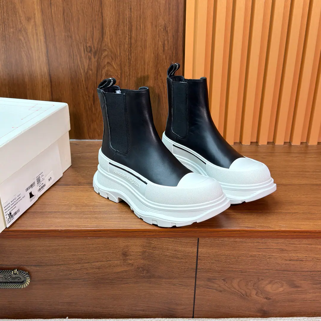 Black and white. 💕The East China Shoe Base is a source of goods.: Top Quality: Acquisition development. Tread SlickZipper boots. McQueen's on the new one. - That's a cool lady with a wool-car short boots.. Alexander McQUEENNew. Ma'am.Tread Slick- Thick shoes. New design NEW Soft and delicate cow skins are comfortable with the strap-in-back look-up. cOOLIt's easier to design and wear. TreadSlickZipper boots.. It's made of black cow leather., The shoes are wearing a silver-skinned locomotive-style zipper.. Texture rubber wrapping and homogeneityAlexanderMcQueenMarking, A pair of light and super-big rubber thick.. It's a big one., Personality. This one.Tread SlickThe boots are made of black cow leather., The shoes are wearing a silver-skinned locomotive-style zipper.. Texture rubber wrapping and homogeneityAlexander McQueenMarking, A pair of light and super-big rubber thick.. - We're going to pull the chain. Round Head Design Silver-backed logo on the side of the tattooed rubber bag Super-large rubber thick. Bottom height of shoes: 45Millimeters Materials: Cow leather. TPUShoes under the sole. Codes35-39Code.