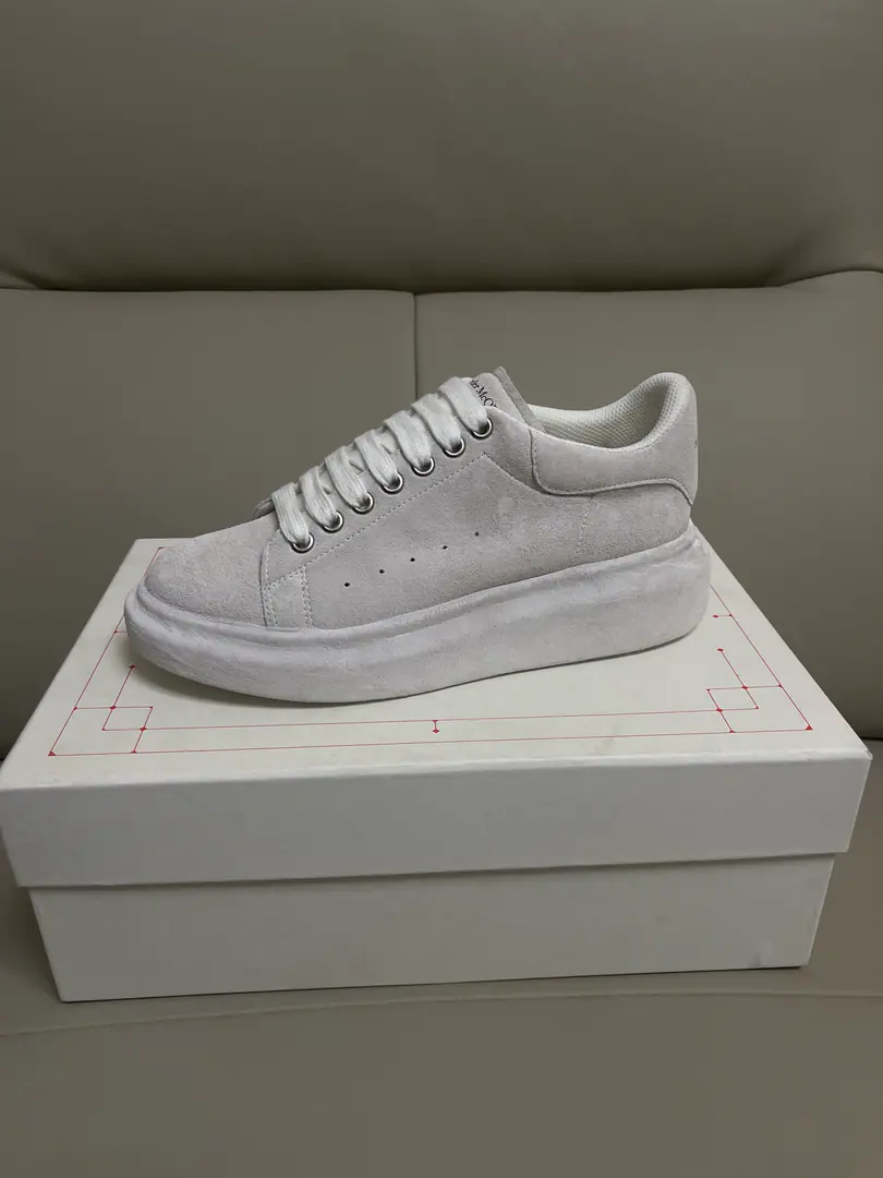 Alexander McQUEEN💪McQueen. 🏆Fabulous.: Italian import quality. No more color for water. 🏆Uchi.: AThe first Italian import is in the super-softnet..It's dirty..Sweat..Breathe..Comfortable. 🏆Foot.: The top version is imported into the Italian Super Soft Cow. 🏆Otsumi!: PU+The counter.1:1 🏆Shoeboxes.: Original rice yellow box. Plus white caps for double protection..Buffet.Handbag..Accreditation1:1Shade it.4Set.I'll give you a pair of shoes.. 🏆Codes: Women34-41.Men38-46 🏆Special Remarks（Female size34. 40.41, Men38.45.46Customise, No, no, no..Back.Change）