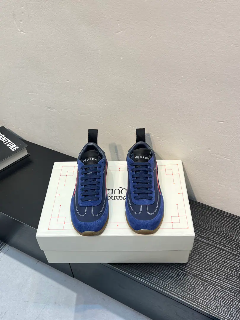 Alexander McQUEENThe latest spring shoes are leading the heavy process. Spring, summer, autumn, winter. Top-level requisition version, White., The thickest design is a long leg.. You're a good worker., - Tetsu., It's a lot of fashion.. 💎Fabulous.Fabric: Italian import quality.Silk cow skin. 💎Uchi.inside of: AThe first Italian imports air-eating sheep. 💎Foot.Stepping: The top-level edition is the Italian super-soft cow skin. 💎Shoes under the sole.Sole: Original modeling slide-resistant glue 💎Shoes under the sole.: 3CM 💎package: Original Shoe Box. Buffet.4Set.I'll give you a pair of shoes.．Handbag. 💎Size: Women35-40Men39-45 💎Special Remarks, Female size40.Men.45.Customise, No, no, no..Back.Change）
