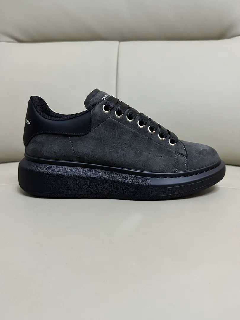 McQueen. Alexander McQUEEN Couples' leisure shoes. 🏆Fabulous.: Import of original cattle skin materials from Italy. Quality No more color for water. 🏆Uchi.: AThe first Italian import is resistant to the soil..Sweat..Breathe..Comfortable. 🏆Foot.: The top version is imported into the Italian Super Soft Cow. 🏆Otsumi!: PU+The counter.1:1 🏆Shoeboxes.: Original White Box. Plus white caps for double protection..Buffet.Handbag..Accreditation1:1Shade it.4Set.I'll give you a pair of shoes.. 🏆Codes: Women34-41.Men38-46 🏆Special Remarks（Female size34. 40.41, Men38.45.46Customise, No, no, no..Back.Change）