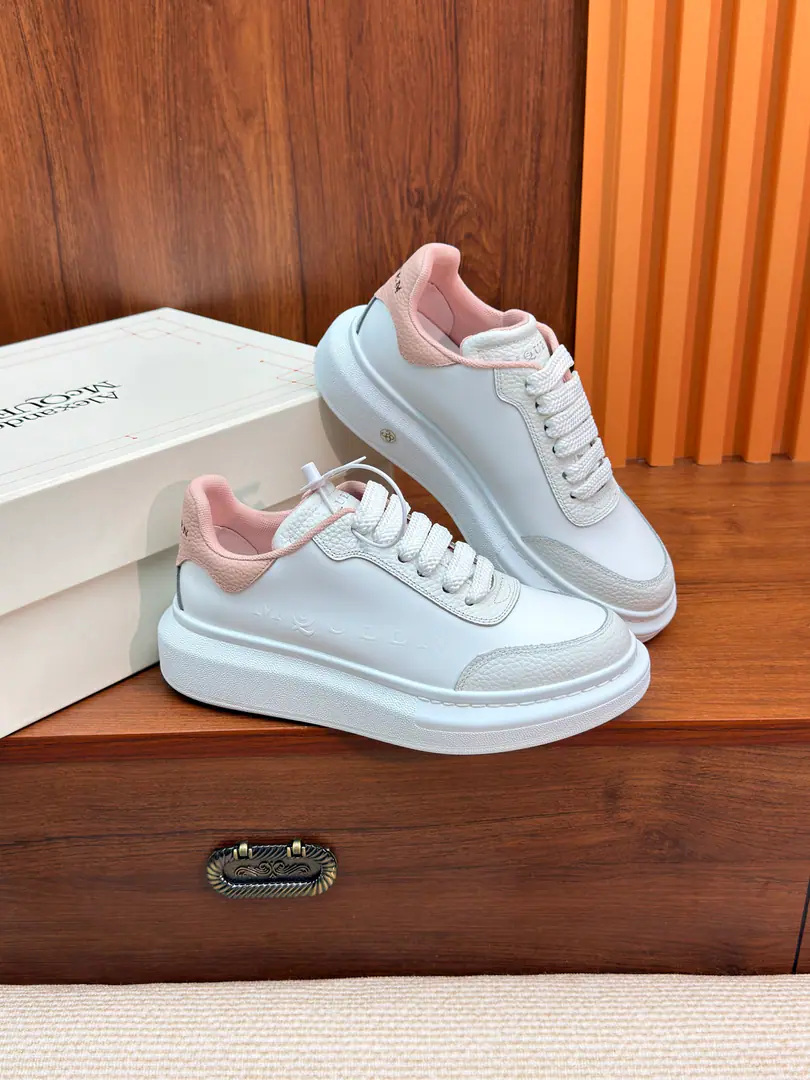 Pinktail.. Alexander McQueen New two-coloured white shoes for original bill quality ！ Alexander McQueen The king of white shoes.！ New latest limited edition～♪ The weight of the face ♪AlexanderMcQueen New tail color this season Little brother Sister, please take it with you.！The upper foot is more comfortable than the old one.！！ The most important thing is to increase. You know that.！. White smooth-skinned little cow belts and sneakers., The back of the gang., A wide white flat shoe belt and large-sized rubber soles.. The shoe tongue and the back gang are all decorated.Alexander McQueenMark. Magnificent presses for the soles of large rubber shoes. Print Design. With broad-banded shoes and a large rubber-plated soles.. Shoe-tucking. Alexander McQueen Mark. Broad rubber soles., Markedprint design. Provision of a back-up shoelace suit Good stuff is definitely worth waiting for.⌛The most comfortable white shoe in history., The foot comfort original.1:1 Comfort, It's a good one., - I'm not sure. Every drop of glue！The king of white shoes., Latest ♪ The value of the face ♪ ！ And each pair is given a pair of white shoes.！ Codes: Women35 36 37 38 39Code. Men40 41 42 43 44Code.