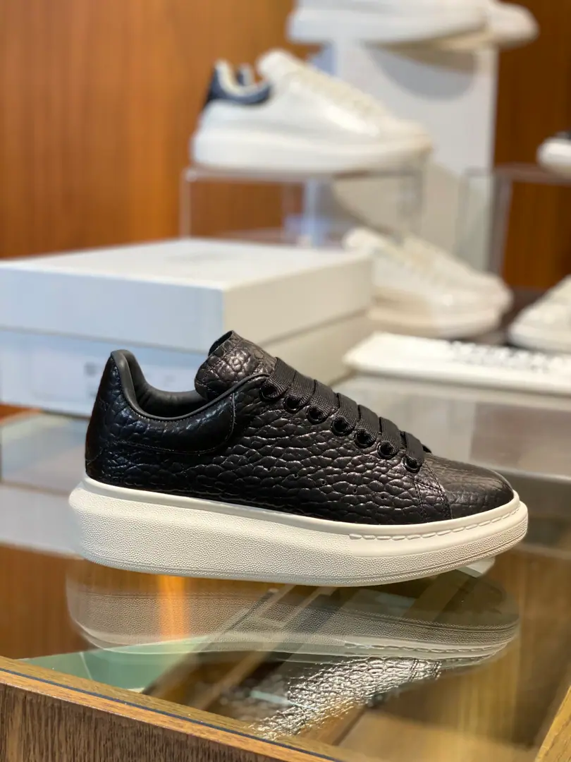 McQueen.Alexander McQueen The broad sneakers are white. ♞size. 35~41.39~45 Wide sneakers., Adoptionoff whiteTetanol Environmental Purchio, Heel on the back of his shoe.Alexander McQueenSign Details. It's a rubber thick..