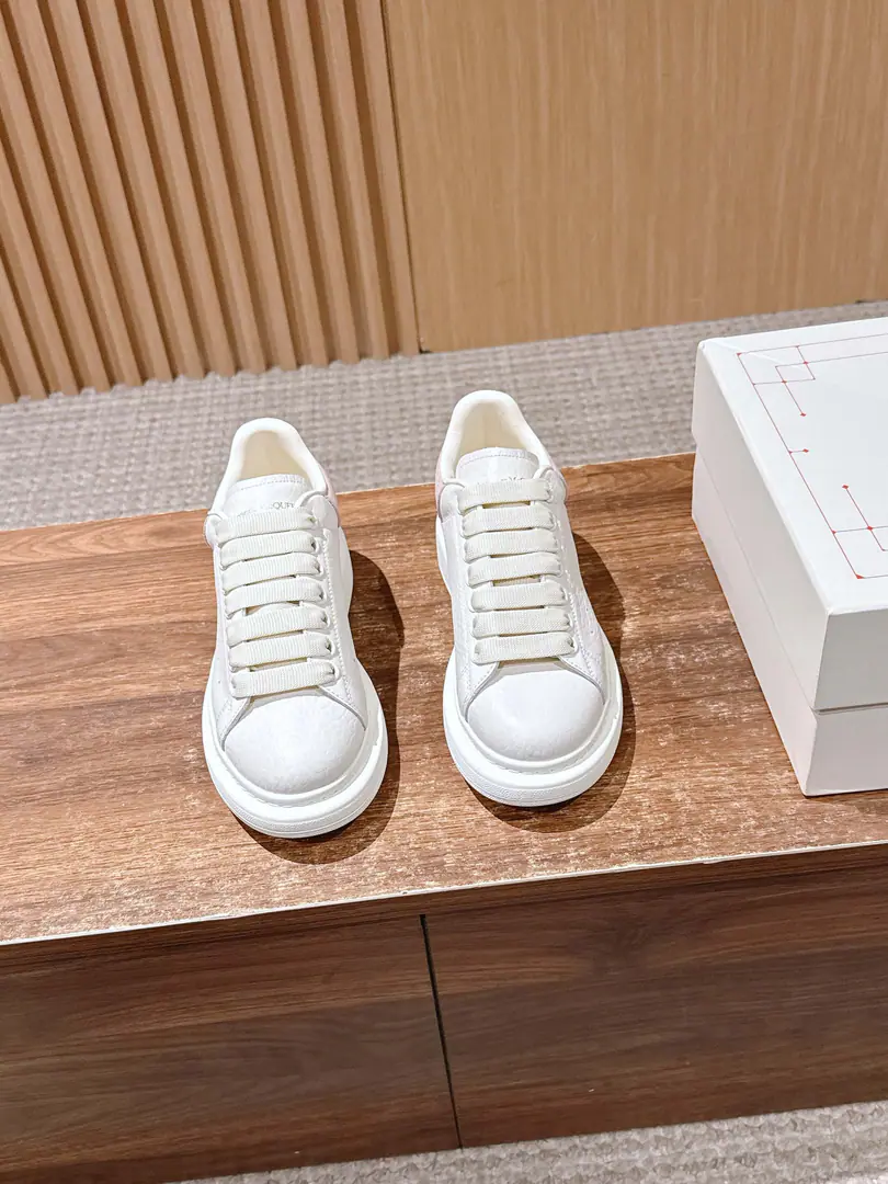 ＃Female code.【Pink tail white noodles.】𝐀𝐥𝐞𝐱𝐚𝐧𝐝𝐞𝐫 𝐌𝐜𝐐𝐮𝐞𝐞𝐧# McQueen is a classic king of white shoes. There are no people on the market., The versions are mixed.‼But there's still a distance from the real thing.！Please, look at our exclusive. 1⃣The newest silk cow skin customarily. 2⃣Upgrade, model！ 3⃣Upgrade no yellowipOtsumi!！Cost2♪ And the new model of the 10,000 ♪！Colors Upgraded！Big enough to be a material., We want to give you a real original experience.！ 🎟Help with the face material.: Uniquely customised imports of silk cow skin, Original leather 🎟Uchi./Foot material: Top import needles in the air.！ 🎟A unique chip-proof label.🏷 Size: Female size35-39（40I'll make sure I don't change it.）