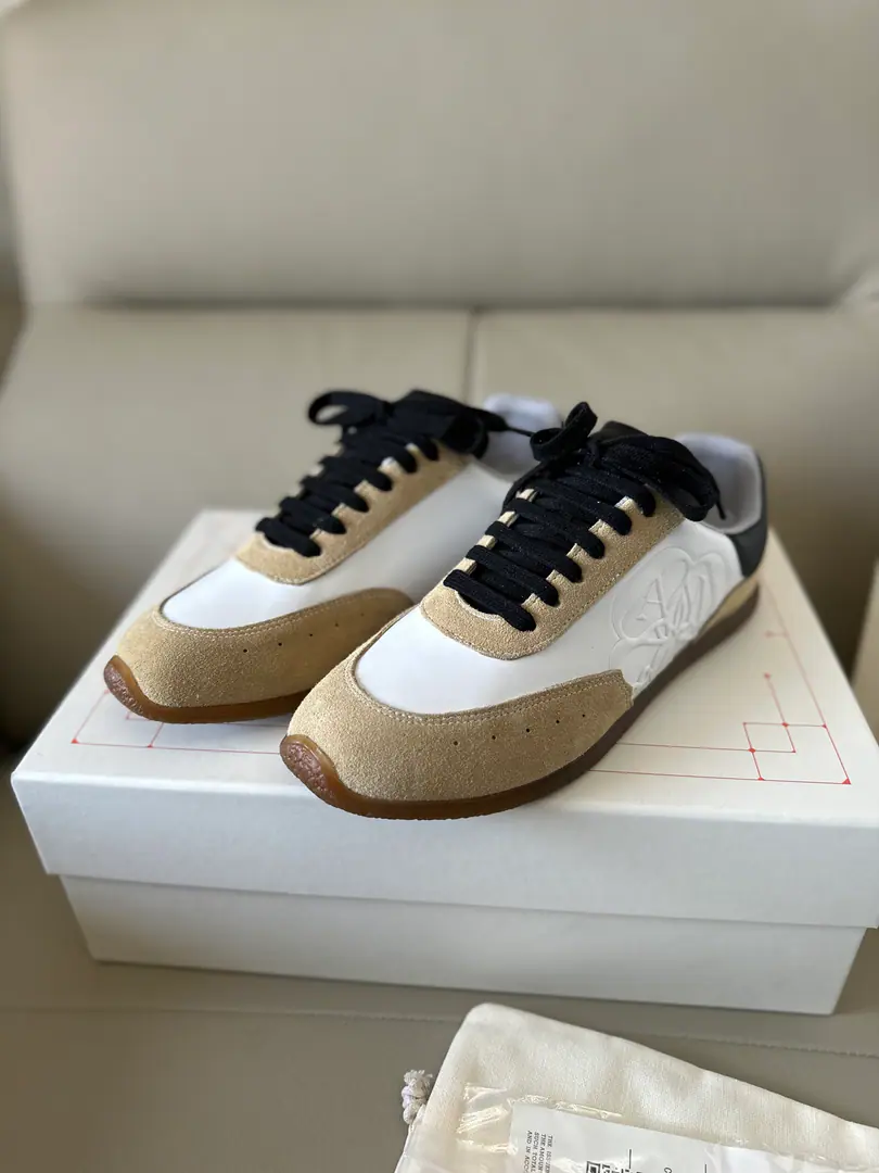 Professional McQueen's Plant.Top Version.Couple money.👫 Alexander McQUEENHigh version upgrades to highest quality again✅ 💪McQueen. Spring, summer, autumn, winter. Top Version Requisition level✅ I'll be the one to join the agency from the front line.🤝 🏆Fabulous.: Italian import quality. No more color for water. 🏆Uchi.: ️AThe first Italian import is in the super-softnet..It's dirty..Sweat..Breathe..Comfortable. 🏆Foot.: The top version is imported into the Italian Super Soft Cow. 🏆Otsumi!: PU+The counter.1:1 🏆Shoeboxes.: Original rice yellow box. Plus white caps for double protection..Buffet.Handbag..Accreditation1:1Shade it.4Set.I'll give you a pair of shoes.. 🖕🏿🖕🏿🖕🏿Shoes belts can be chosen for all the colors of this factory. 🏆Codes: Women34-41.Men38-46 🏆Special Remarks（Female size34. 40.41, Men38.45.46Customise, No, no, no..Back.Change）Please note when you report to the Bully.！We'll win together.🤝