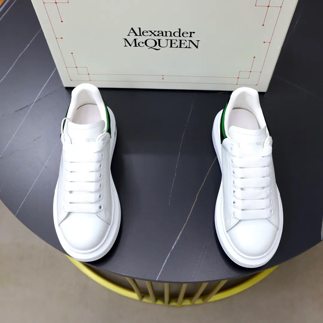 Plant price: ¥ Top Quality Full package Trade marks: McQuee*「McQueen.*」Low gang sneakers. Positive code number: 35-45(I can be a girl.34.40.41, Men46.47) Commodity materials: I'm gonna have to get my shoes on the face and get my head covered in cow skin., In the skin of the sheep., Original Base.