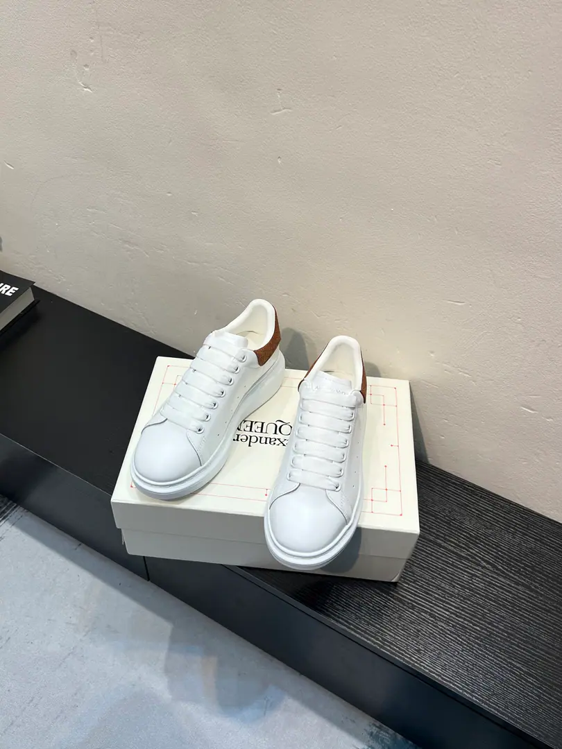 The cabinet is new. High-end versionAlexander McQueen·Alexander McQueen. Latest Big sneakers, white shoes, leisure shoes.👟New Color！ The tail is so special and beautiful., ♪ A moment of love ♪！😍Top Version！ 👍🏻I don't think that's a very good shoe., Spring, summer, autumn, winter, year after year, will never be obsolete., A million dollars., It's been on fire.. 🔸Shoe.: The original is meant to be the latest silk cow skin.+High-wild-lighted cow.（European Union3AStandard） 🔸Uchi.: Skins and feet.➕In the watered sheep's skin. 🔸Otsumi!: The latest version is a perfect one.PU♪ And the vacuum is the bottom ♪ 🔸Female34-41 （34.40.41Do it.） 🔸Men38-45 （38 45Do it.） 🎟Upgrade cabinet sync, Newest Original Packaging（Most of the products in the packaging quality leading markets）