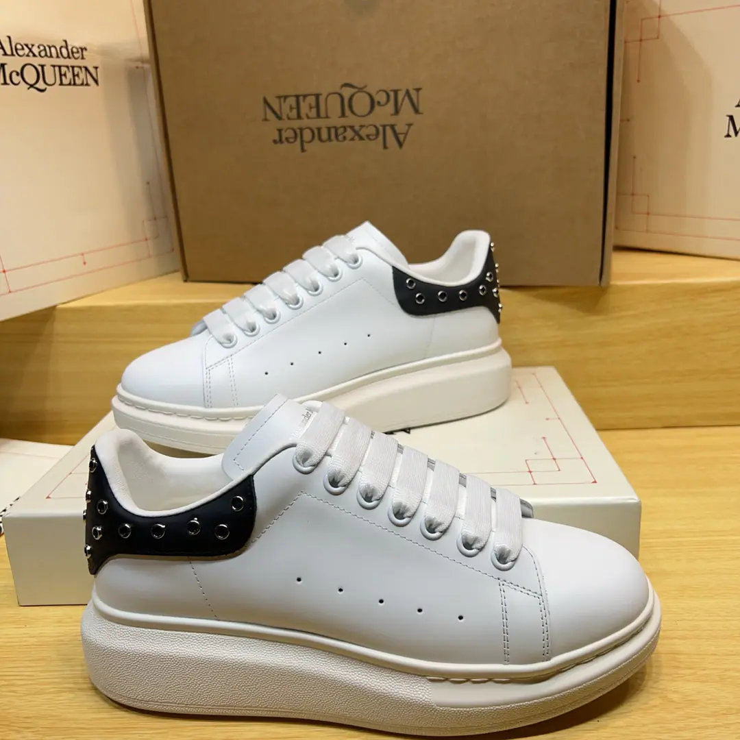 Alexander McQUEENThe latest spring shoes are leading the heavy process. Spring, summer, autumn, winter. Top-level requisition version, White., The thickest design is a long leg.. You're a good worker., Back end nail., It's a lot of fashion.. 💎Fabulous.Fabric: Italian import quality.Silk cow skin. 💎Uchi.inside of 1⃣AThe first Italian imports air-eating sheep. 💎Foot.Stepping: The top-level edition is the Italian super-soft cow skin. 💎Shoes under the sole.Sole: negativeTPUTen.PU 💎package: Original Shoe Box. Buffet.4Set.I'll give you a pair of shoes.．Handbag. 💎Size: Women35-40Men39-45 💎Special Remarks, Female size40.Men.45.Customise, No, no, no..Back.Change）Please note when you report. 👉 👉