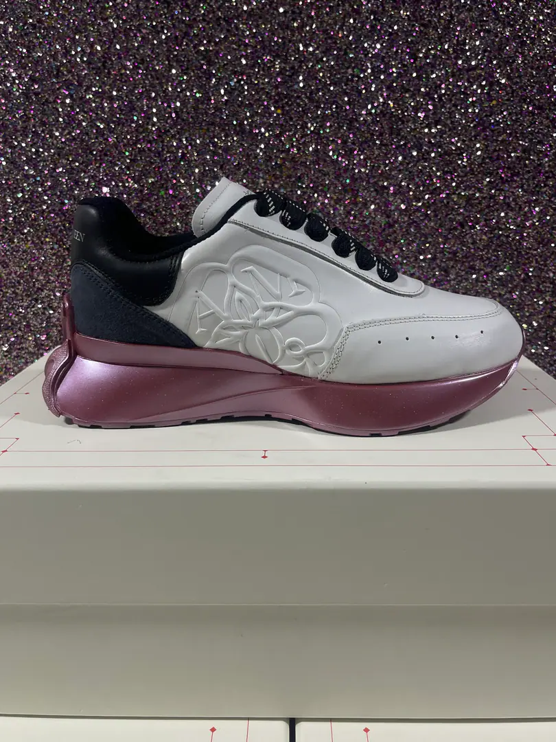 Alexander McQUEEN McQueen. Couples' leisure shoes. 🏆Fabulous.: Italian import quality. No more color for water. 🏆Uchi.: AThe first Italian import is in the super-softnet..It's dirty..Sweat..Breathe..Comfortable. 🏆Foot.: The top version is imported into the Italian Super Soft Cow. 🏆Otsumi!: PU+The counter.1:1 🏆Shoeboxes.: Original rice yellow box. Plus white caps for double protection..Buffet.Handbag..Accreditation1:1Shade it.4Set.I'll give you a pair of shoes.. 🏆Codes: Women34-41.Men38-46 🏆Special Remarks（Female size34. 40.41, Men38.45.46Customise, No, no, no..Back.Change）