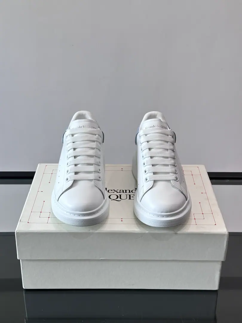 , McQueen.✨This one.Alexander McQueenWhite shoes., White leather face.+Blue tail., It's a very good recognition.！The thick bottom design is more invisible.4cm, It's perfect for a little sister.👟. The shoes are thin., Aerobic design, You're not bored with your comforts.. Silver shoe belts full of details., Fashion is full.！Daily commute, You can ride easy when you're free to go., You can make a sense of excellence in jeans and skirts., It's a shoe cabinet. It's a set of magic tools.💎. size: Women35-39, Men39-44（Women40.41.42Custom, Men38.45.46.47.48Custom）