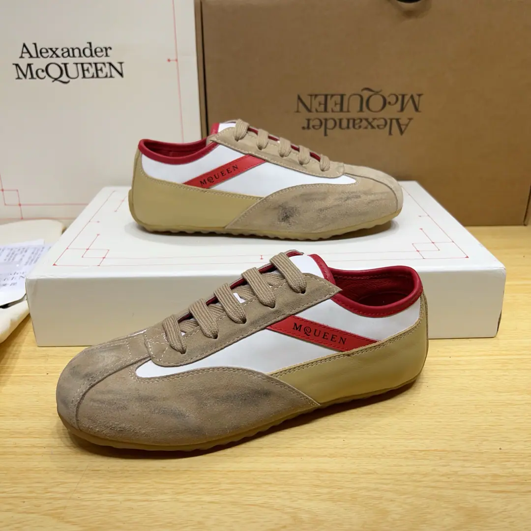 🐯Alexander McQUEENThe latest spring shoes are leading the heavy process. Spring, summer, autumn, winter. Top-level requisition version, Designed to be a big leg.. You're a good worker., Regod shoes., It's a lot of fashion.. 💎Fabulous.Fabric: Italian import quality.Silk cow skin. 💎Uchi.inside of 1⃣AThe first Italian imports air-eating sheep. 💎Foot.Stepping: The top-level edition is the Italian super-soft cow skin. 💎Shoes under the sole.Sole: Original modeling slide-resistant glue 💎Shoes under the sole.: 2CM 💎package: Original Shoe Box. Buffet.4Set.I'll give you a pair of shoes.．Handbag. 💎Size: Women35-40Men39-45 💎Special Remarks, Female size40.Men.45.Customise, No, no, no..Back.Change）Please note when you report. 👉 👉 👉 👉 👉 👉