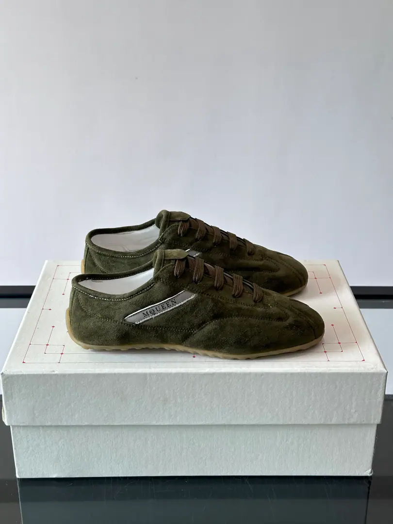Alexander McQueenSkin sneakers.​​ 🌸This one, the leather sneakers.Alexander McQueen, Simplified design+stripes, It's a very good recognition.！The thickest design is quietly raised.5cm, Pull the legs., I'm a regular guy., You can ride easy in jeans and skirts.✨. The leather is soft and comfortable., Fashion and practical.👟 size: Women35-39, Men39-44（Women34.40.41, Men38.45.46.47.48Custom without re-offer）