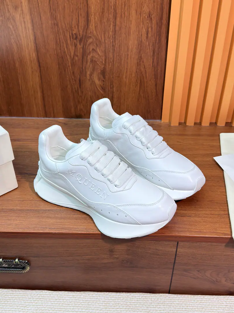 White. ALEXANDER MCQUEEN/Alexander McQueen. 25The new one in the fall is a very small white shoe, and the rest of the couple's money is on the top.！ McQueen SprintSports shoes—Use black leather swipe shoe face designs, Sidesing ClassicMcQueenMark, The white heels have a stamp mark..A pair of soft rubber shoes.. Back there.Alexander McQueenThe signature used the base of the big runner shoe., A large flat shoe belt., Sign the refilling tracker and tongue with Alexander McQueen.. These sneakers are equipped with extra shoelaces.. Codes 35 36 37 38 39 40 41 42 43 44Code