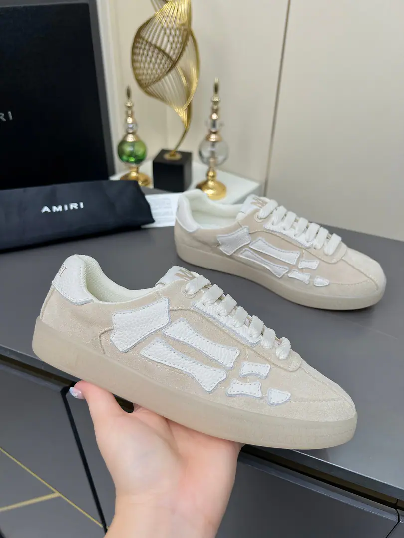 Get out of the factory. Bones and shoes.·AMIRI Skel-TopAmir.🔥At2025Early spring is a new one.“ThePacific” A series of low-end leisure sports and hysteria shoes., This is a sign-up shoe-wearing thing that covers both men and women., I'm drawing inspiration from the classic sports style of brand., ♪ Elegance blends the West Coast ♪. “ThePacific” Five Point Cracker Star.⭐️Series is rooted in Amiri A unique California gene., Showing a free and leisure atmosphere on the West Coast. Two styles for this series, I've incorporated branding marker elements.: Leather money is paired with white leather with the same colored soles., A little bit of star on the side of the shoe., Like California.. Black and ocean blues are shared colours for men and women, There's also a man's exclusive red star and a lady's exclusive light-fry star.. And the money is a classic bone-skinned shoe-side., The rubber soles and the skins are very good., Colours cover black, Chocolate and sand., For men and women. Imported cattle skins., Shoes side of the skeletal decoration., ♪ New and original ♪, It's a good stereo.！ High density air network in the fabric+Original OpenTPUOtsumi!🙏 Star Boss Red Render, 🚵🏻Shopping. Party. An essential part of tourism. 2025One of the most unmissable sneakers. ✦Colours: 10Colours ✦Codes: Female size 35--40 ✦Codes: Men 39--45