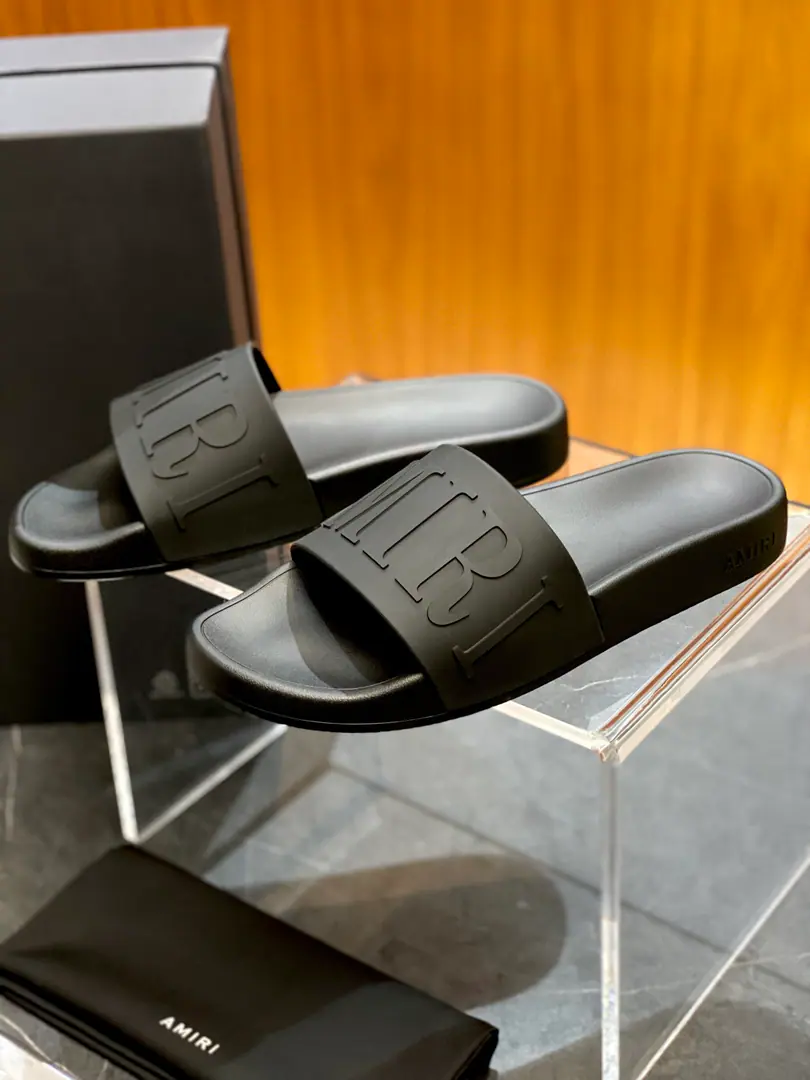 AMIRI Logo Embossed Pool Slide（The floats are towed by the pool.）Cool Trawl Series. ♞: 39～46 • Shoeband One, Heads of Homologue CubesAMIRICapital letters, low profile. • Shoesbeds are made of inner dents that match the bow., I'm gonna raise the comfort of the package., The first round doesn't squeeze toes.. 1. Leisure wind.: Water to wash the legs, cowboy., Sports shorts., American street tags 2. A light and light commute.: With a tight-ass panty., Weaknessing is a serious act. 3. A vacation home.: Beach., Bathroom., You're a good fit for home..