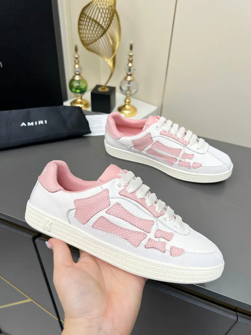 Get out of the factory. Bones and shoes.·AMIRI Skel-TopAmir.🔥At2025Early spring is a new one.“ThePacific” A series of low-end leisure sports and hysteria shoes., This is a sign-up shoe-wearing thing that covers both men and women., I'm drawing inspiration from the classic sports style of brand., ♪ Elegance blends the West Coast ♪. “ThePacific” Five Point Cracker Star.⭐️Series is rooted in Amiri A unique California gene., Showing a free and leisure atmosphere on the West Coast. Two styles for this series, I've incorporated branding marker elements.: Leather money is paired with white leather with the same colored soles., A little bit of star on the side of the shoe., Like California.. Black and ocean blues are shared colours for men and women, There's also a man's exclusive red star and a lady's exclusive light-fry star.. And the money is a classic bone-skinned shoe-side., The rubber soles and the skins are very good., Colours cover black, Chocolate and sand., For men and women. Imported cattle skins., Shoes side of the skeletal decoration., ♪ New and original ♪, It's a good stereo.！ High density air network in the fabric+Original OpenTPUOtsumi!🙏 Star Boss Red Render, 🚵🏻Shopping. Party. An essential part of tourism. 2025One of the most unmissable sneakers. ✦Colours: 10Colours ✦Codes: Female size 35--40