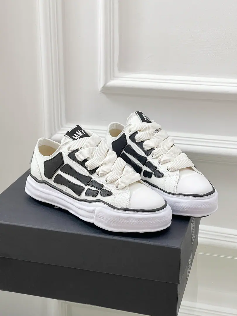 𝐀𝐌𝐈𝐑𝐈SS24New sneakers. These shoes are so soft and sour., Fat.fufuMorandy's color is really good., And it's a very comfortable fabric., The legs are long and thin, and the fire is in the air. ⭐Shoe-faced material: The canvas./Head-decked cow skin. ⭐The contents of the shoes.: Nebula ⭐Shoe bottom material: Original Bottom ⭐Optional Ruler: Women35-40 Men39-45（Women40Men45Custom）