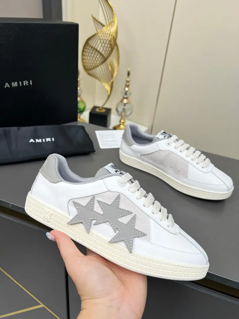 Get out of the factory. Bones and shoes.·AMIRI Skel-TopAmir.🔥At2025Early spring is a new one.“ThePacific” A series of low-end leisure sports and hysteria shoes., This is a sign-up shoe-wearing thing that covers both men and women., I'm drawing inspiration from the classic sports style of brand., ♪ Elegance blends the West Coast ♪. “ThePacific” Five Point Cracker Star.⭐️Series is rooted in Amiri A unique California gene., Showing a free and leisure atmosphere on the West Coast. Two styles for this series, I've incorporated branding marker elements.: Leather money is paired with white leather with the same colored soles., A little bit of star on the side of the shoe., Like California.. Black and ocean blues are shared colours for men and women, There's also a man's exclusive red star and a lady's exclusive light-fry star.. And the money is a classic bone-skinned shoe-side., The rubber soles and the skins are very good., Colours cover black, Chocolate and sand., For men and women. Imported cattle skins., Shoes side of the skeletal decoration., ♪ New and original ♪, It's a good stereo.！ High density air network in the fabric+Original OpenTPUOtsumi!🙏 Star Boss Red Render, 🚵🏻Shopping. Party. An essential part of tourism. 2025One of the most unmissable sneakers. ✦Colours: 10Colours ✦Codes: Female size 35--40 ✦Codes: Men 39--45