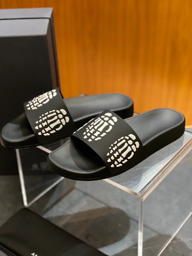 AMIRI Logo Embossed Pool Slide（The floats are towed by the pool.）Cool Trawl Series. ♞: 39～46 • Shoeband One, Heads of Homologue CubesAMIRICapital letters, low profile. • Shoesbeds are made of inner dents that match the bow., I'm gonna raise the comfort of the package., The first round doesn't squeeze toes.. 1. Leisure wind.: Water to wash the legs, cowboy., Sports shorts., American street tags