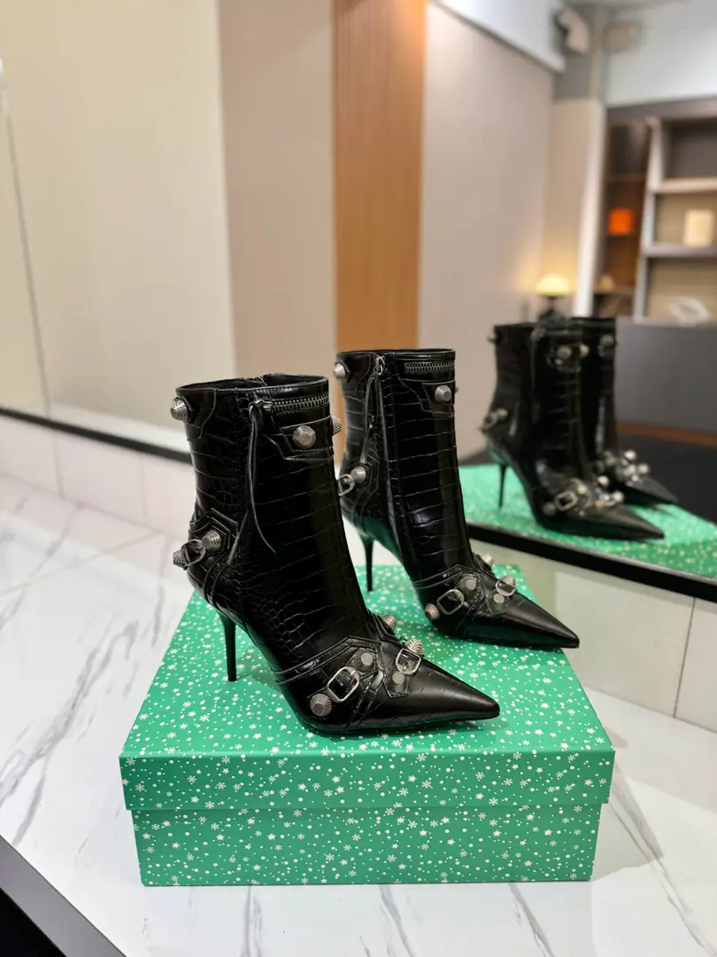 ￼ Plant price: BalenciagaParisian. Cagole High boots. The multi-coloured heavy-worker nails point their heads over their knees.✨ A lot of bright matching colors., High-level eye-sucking of bright skin. Metal nails make cool, personality., Slight and long legs. Salt is sweet enough to fit in with all kinds of clothes., You're so hot, you're so hot. The fall and winter suit just needs it., It's easy to unlock the back rate.🖤 Shoe.: Imported cattle skin Uchi.: Bullskins. Otsumi!: Italian skin. He's tall.: 9.5cm Data36HQ high15.5cm Every code difference+0.5, Perimeter25cmThe wideest position per code difference+0.5