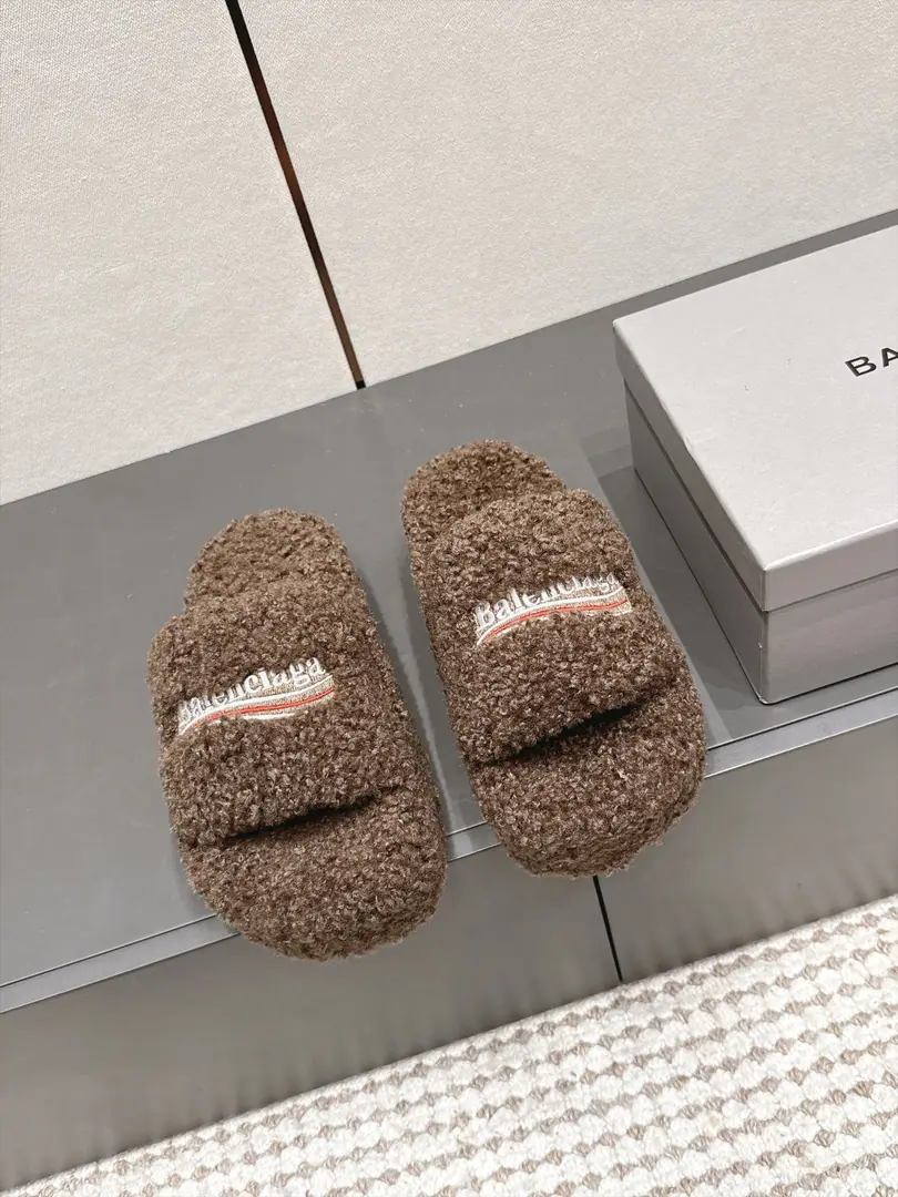 Requisition level #Female Balenciaga 26/Autumn and winter money. Thick, fur slippers. Balenciaga x NBA # The Paris family's autumn and winter titty. The lamb's wool is towing. ！- Oh, my God. 💋Star Redgirl Big love money. Hand-sewing on the shoeface. The lulls are soft. A soft-skinning winter allowance. The fashion is not over-optimal. Shoe.: Lamb wool. Otsumi!: Natural rubber skating and grinding. Size: 35-39（40I'll make sure I don't change it.）