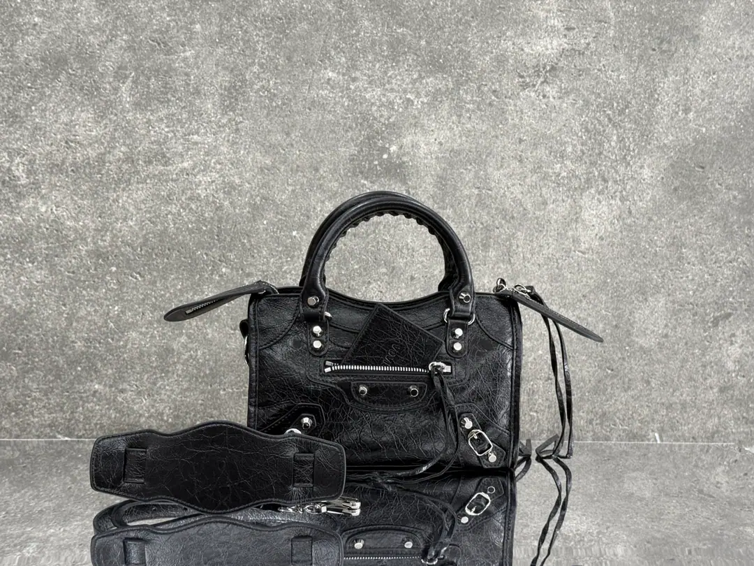 【Latest26Version Update】 Balenciaga city mini The trumpet is black./Silver button. Classic motorcycle. The Parisian family's most symbolic handbag.Le CitySeries✴️Power returns. Rehearsal👜 ArenaThe little lambs wear natural wrinkles.（Blast strip.）The more you use it, the more you smell.. The ricochet and the stream., It's a carved-out.. The shoulder belt is better designed for slashing.～The minor details make the whole body more light.🌬️The new Macalun is especially suited to spring and summer.🌱A sweet, handsome, smooth-looking collision system. Fashion touch is available. Paragraph: 260624 M Large size: Long37 x High23.4 x Kuan15centimetres S Medium Size: Long30 x High20 x Kuan 10centimetres miniSize of the trumpet: Long23 x High15 x Kuan 10centimetres