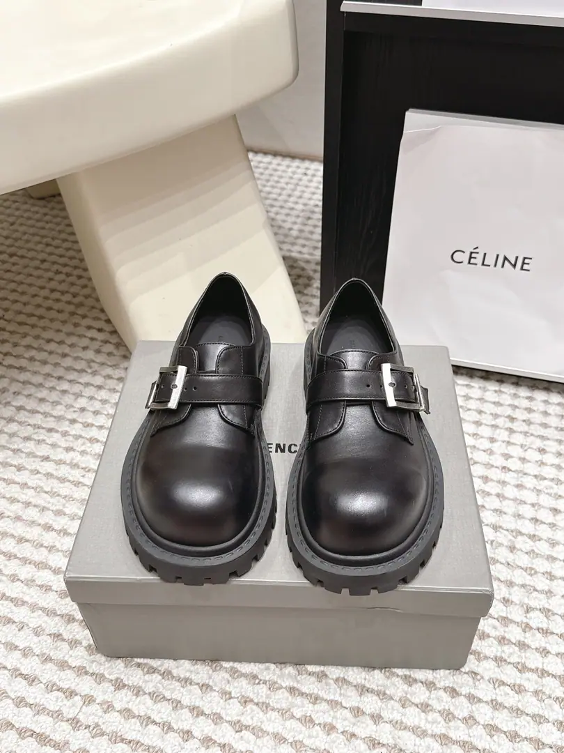 Requisition level Balenciaga Parisian. 2026 The new early autumn. Big round head. Tights. Tie it. Thick Derby's shoes. Balenciaga Parisian.Stomper Derby Big Dippy Shoes., These shoes are the black horse of this year's tide., Exaggerating head design., ♪ To be loved at first glance ♪！The first time I saw it,, The big ones.BWordlogoI'm attracted., You're so observant.！Put it on., It's not like they're tied to a pair of jeans or legs., It's easy to ride., Fashion is a blast.！DoubleBThe decorations are made using a copper hardware mosaic. Fabulous.: Imported cattle skin Uchi.: Imported cattle skin Otsumi!: The original model of the rubber floor. Size: 35-41（40 41 I'll make sure I don't change it.）
